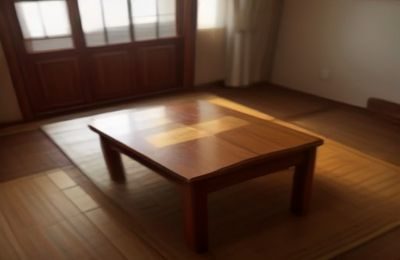 高校传媒专业学生在教室内使用一起草视频平台完成课程视频协作作业，笔记本电脑屏幕显示草稿编辑界面